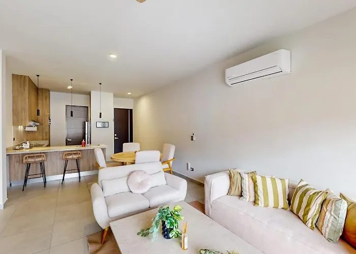 Gorgeous Dog-friendly With Balcony, Open Layout, Heated Pool, & Ac *